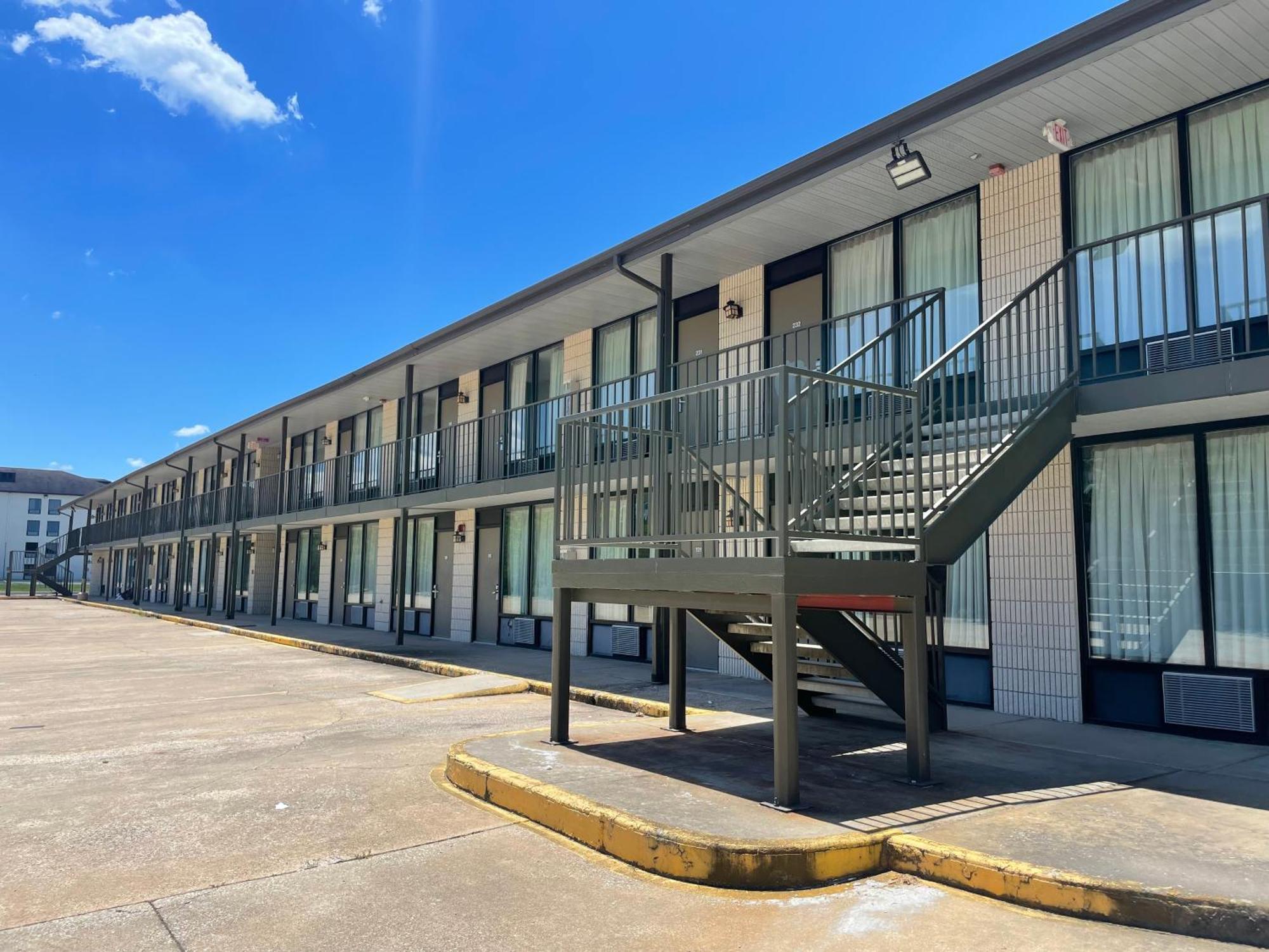 Отель Ramada By Wyndham Branson Theatre District Экстерьер фото