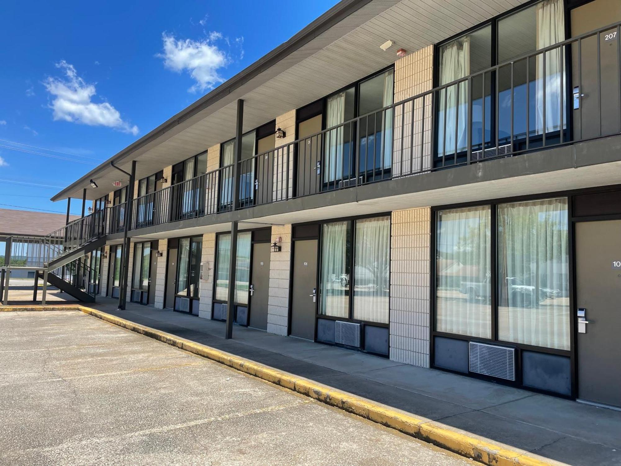 Отель Ramada By Wyndham Branson Theatre District Экстерьер фото